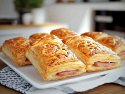Слойки домашние с ветчиной и сыром