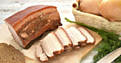 Грудинка домашняя с чесноком и перцем в луковой шелухе Грудинка домашняя с чесноком и перцем в луковой шелухе